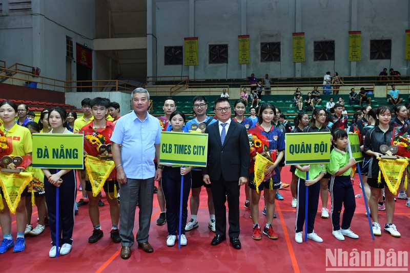 Editor-in-Chief of Nhan Dan Newspaper Le Quoc Minh, who is also head of the tournament’s steering committee, and delegates at the opening ceremony 