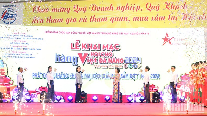 Fair displaying Vietnamese goods opens in Da Nang 