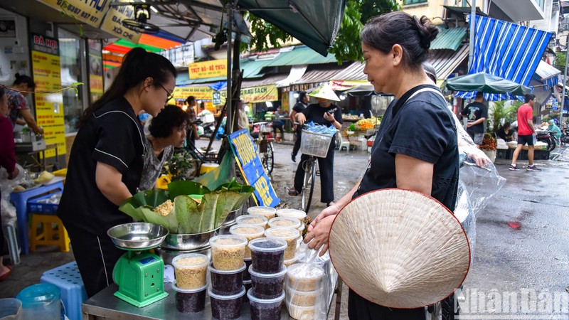 In Pictures: Hanoians prepare offerings for Doan Ngo Festival