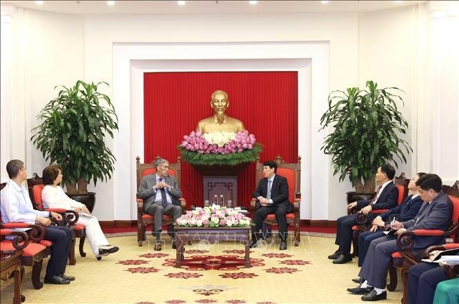 Politburo member and permanent member of the Party Central Committee’s Secretariat Luong Cuong receives General Secretary of the Dominican Republic’s United Left Movement (MIU) Party and Minister of Regional Integration Policies of the Dominican Republic Miguel Mejia. (Photo: VNA)