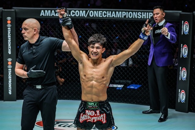 Nguyen Tran Duy Nhat is announced the winner of the flyweight match against Johan “Jojo” Ghazali at the ONE Championship 167 event on June 8 in Bangkok, Thailand. (Photo: webthethao.vn)