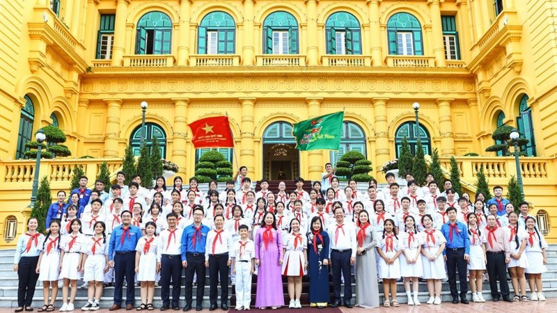 Vice State President Vo Thi Anh Xuan meets children from Ho Chi Minh City. 