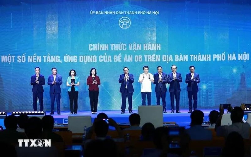 Prime Minister Pham Minh Chinh (middle) and other delegates at the ceremony in Hanoi on June 28 announcing some apps and platforms of Hanoi regarding digital transformation. (Photo: VNA)