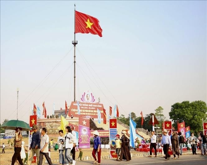 The flag pole at the Hien Luong-Ben Hai national historical relic site in Vinh Linh district, Quang Tri province. (Photo: VNA)