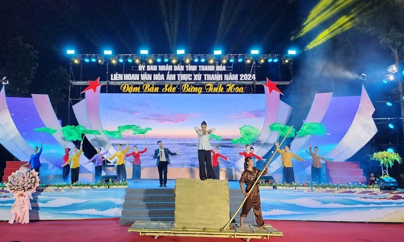 An art performance at the opening ceremony (Photo: baoxaydung.com.vn)