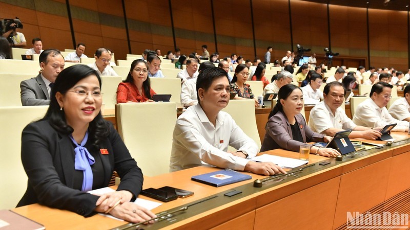 National Assembly deputies vote on the resolution on the investment policy for a project to build the North-South Expressway’s Gia Nghia-Chon Thanh western section (Photo: NDO)