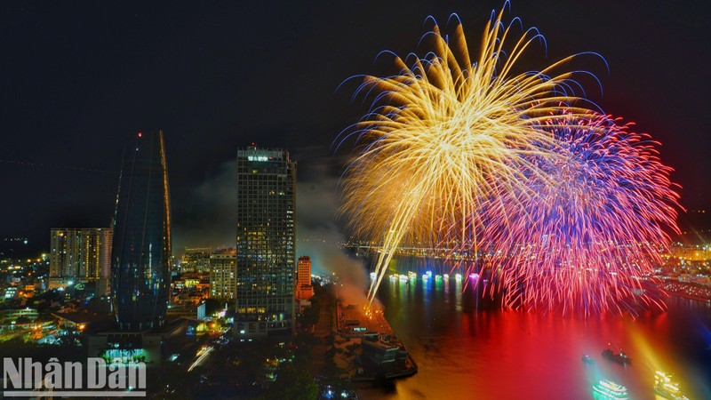 Teams from Finland and China create fairy tale world with firework displays in Da Nang
