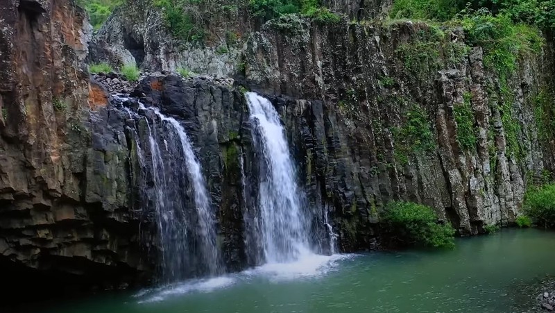 Vuc Hom Waterfall is one of the attractive destinations for visitors to the central coastal province of Phu Yen (Photo: congluan.vn)