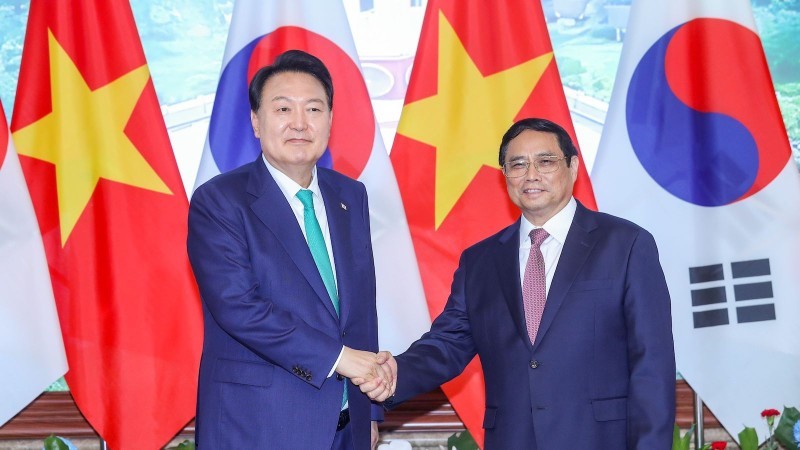 Prime Minister Pham Minh Chinh (R) meets with RoK President Yoon Suk Yeol, on the latter’s State visit to Vietnam in June 2023. (Photo: VPG)