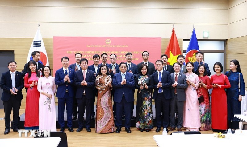 Prime Minister Pham Minh Chinh meets representatives from Vietnam’s embassy and other representative agencies and the Vietnamese community in the Republic of Korea (Photo: VNA)