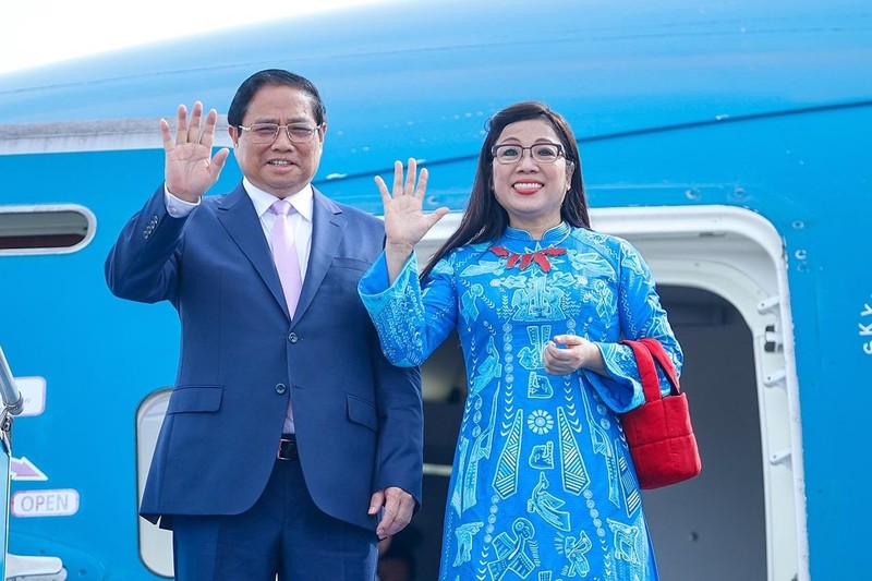 PM Pham Minh Chinh and his spouse Le Thi Bich Tran leave Hanoi for an official visit to the Republic of Korea (Photo: VNA)