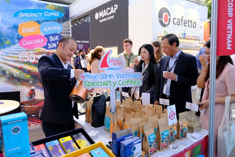 Vietnamese Ambassador to Denmark Luong Thanh Nghi visits a Vietnamese stall at the event (Photo: baoquocte.vn)