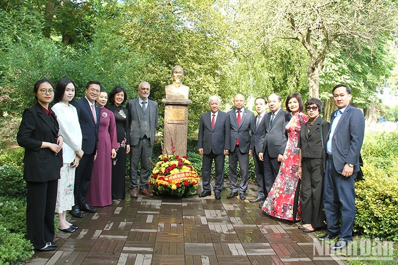 Vietnamese Party delegation pays tribute to President Ho Chi Minh in France