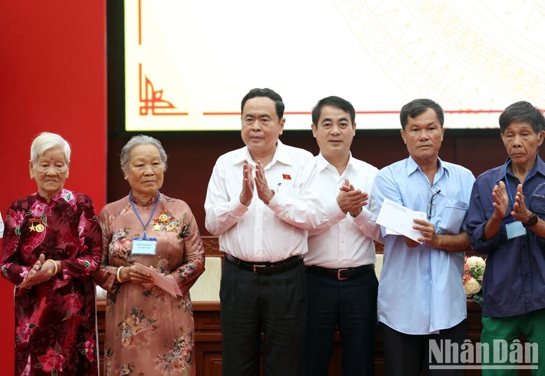 NA Chairman Tran Thanh Man (third from left) presents gifts to revolution contributors in Hau Giang Province
