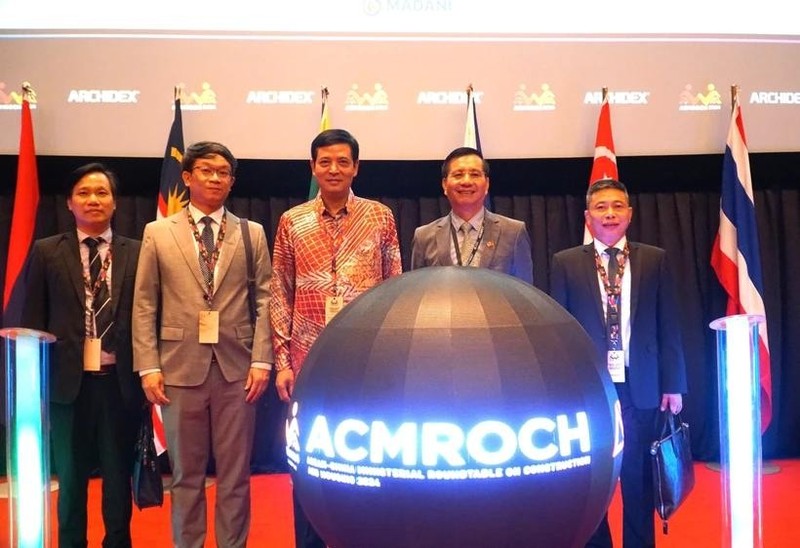 Vietnamese Ambassador to Malaysia Dinh Ngoc Linh (second from right) and Deputy Minister of Construction Bui Xuan Dung (centre) at the event (Photo: VNA)