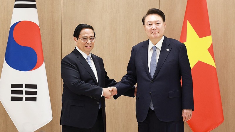 Prime Minister Pham Minh Chinh (L) and Korean President Yoon Suk Yeol (Photo: VNA)
