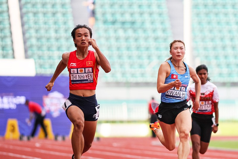 Tran Thi Nhi Yen (L) is Vietnamese runner at the Paris Olympics in July (Photo: webthethao.vn)