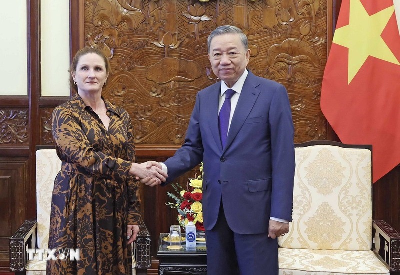 President To Lam (R) and New Zealand Ambassador to Vietnam Caroline Beresford. (Photo: VNA)