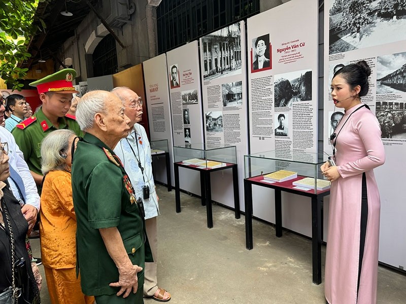 Visitors at the exhibition (Photo: qdnd.vn)