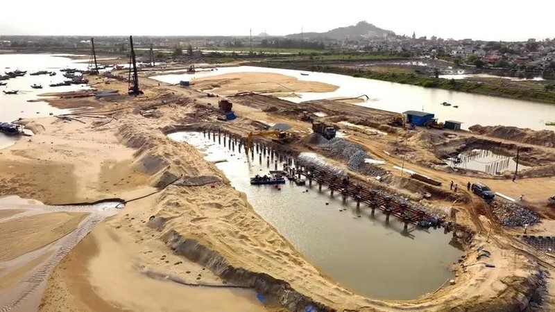 An underway project at Cua Nhuong fishing port, Cam Nhuong commune, Cam Xuyen district, Ha Tinh province (Photo: VNA).