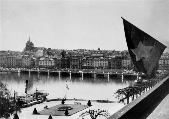 Vietnamese flag flying at the headquarters of the delegation of the Democratic Republic of Vietnam in Geneva, Switzerland), 1954. (File photo: VNA)