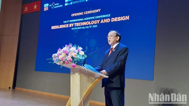 Prof. Nguyen Dong Phong, Chairman of the UEH’s University Council speaking at the conference