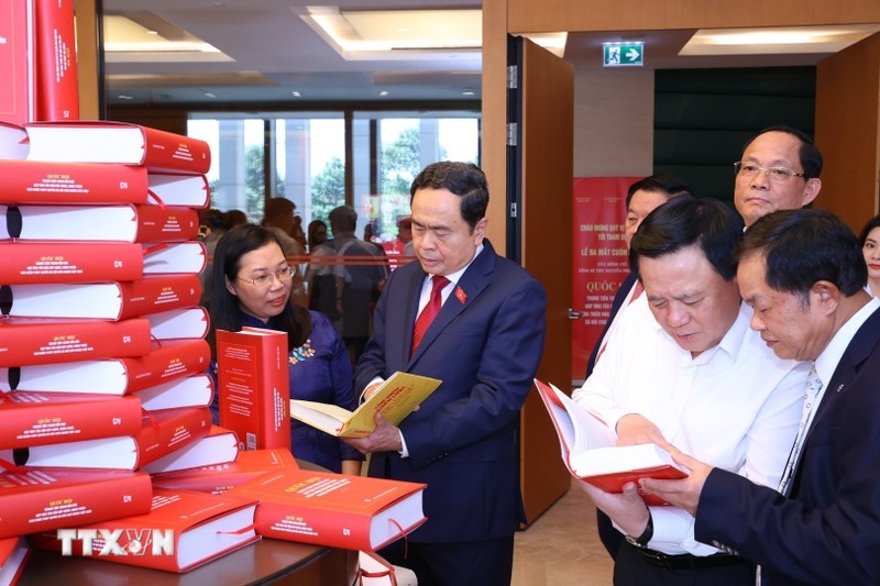 NA Chairman Tran Thanh Man visits a display area of the book (Photo: VNA)