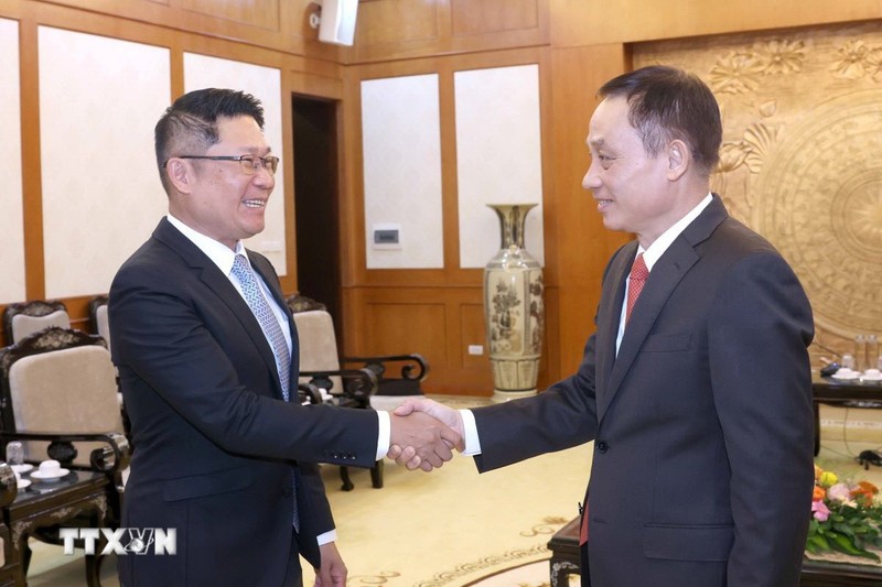 Head of the Party Central Committee’s Commission for External Relations Le Hoai Trung (R) and deputy head of the LPRP Central Committee's Commission for External Relations Valaxay Lengsavad (Photo: VNA)