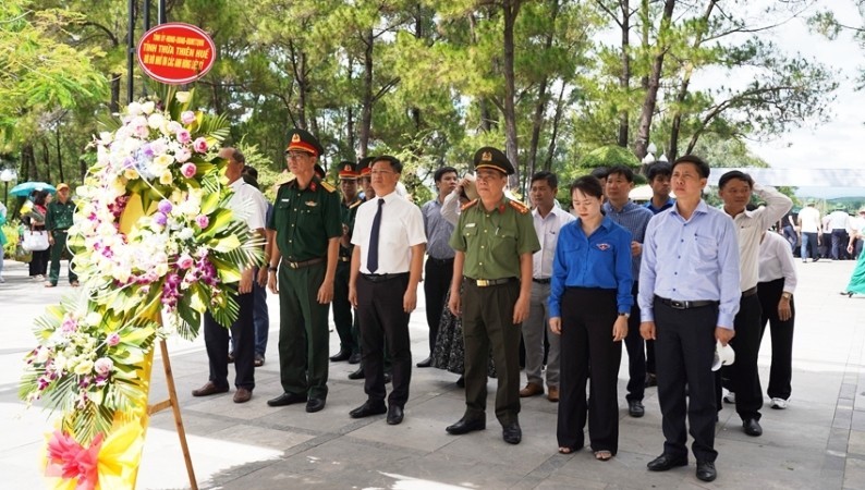 A delegation of Thua Thien Hue Provincial leaders visited and offered incense to fallen soldiers and heroes at a martyrs' cemetery in Quang Tri Province.