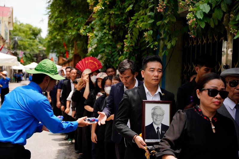 Young volunteers deliver free water to people who came to pay respect to General Secretary Nguyen Phu Trong (Photo: doanthanhnien.vn)