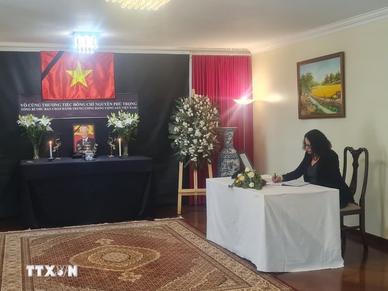 Luciana Santos, Chairman of PCdoB and Minister of Science, Technology, and Innovation signs the condolence book at the Vietnamese Embassy in Brazil (Photo: VNA)