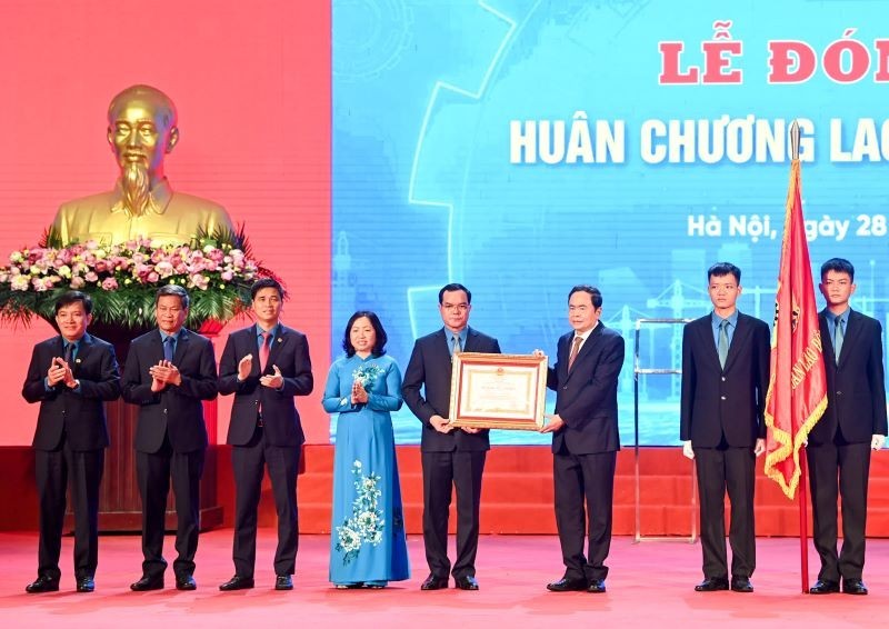 NA Chairman Tran Thanh Man presents the first-class Labour Order to the VGCL. (Photo: NDO/Duy Linh)