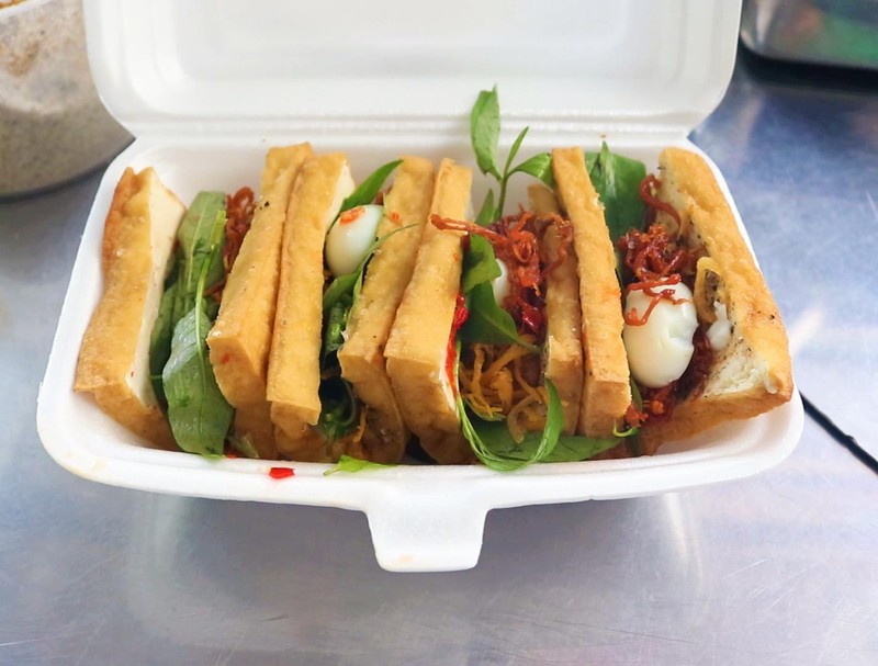 Fried tofu sandwich: A captivating street snack in Ho Chi Minh City 