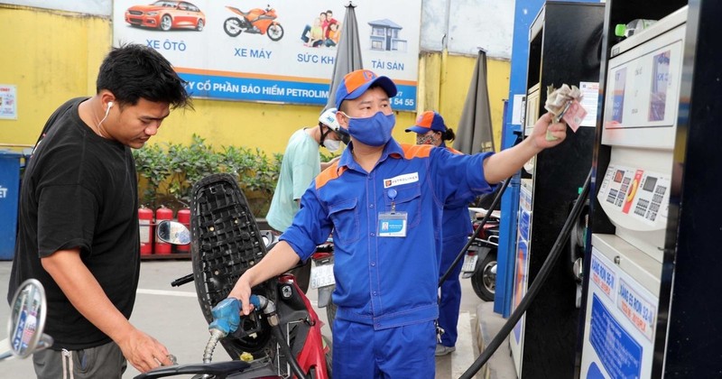 Petrol prices down in latest adjustment (Photo: VNA)