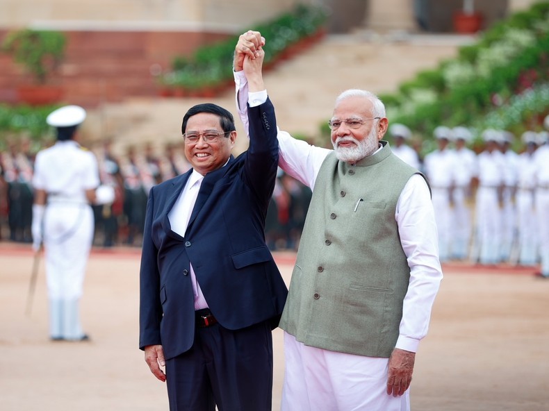 Prime Minister Pham Minh Chinh (L) and his Indian counterpart Narendra Modi at the welcome ceremony.