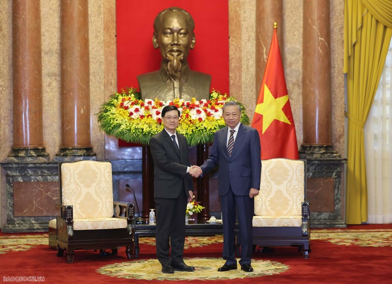 President To Lam (R) receives Chief Executive of China’s Hong Kong Special Administrative Region Lee Ka-chiu in Hanoi on August 1. (Photo: baoquocte.vn)