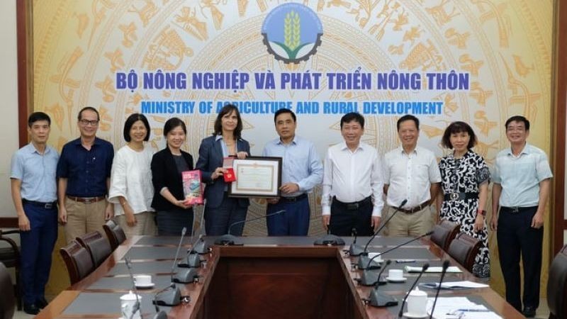 KfW Office Director Anette Haller (fifth from left) receives the Ministry of Agriculture and Rural Development's insignia for her contributions to Vietnamese agriculture