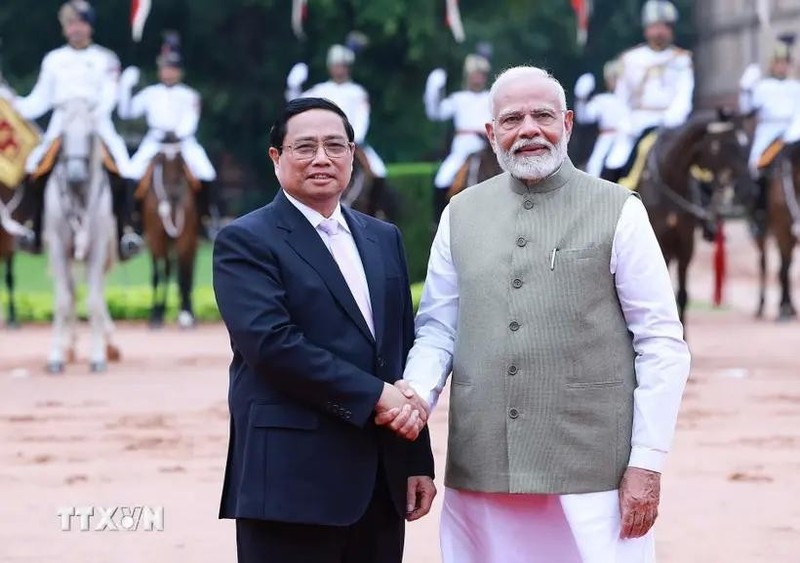 Visiting Vietnamese Prime Minister Pham Minh Chinh (L) and Indian Prime Minister Narendra Modi at an official welcome ceremony for the former at the presidential palace in New Delhi on August 1 morning. (Photo: VNA)