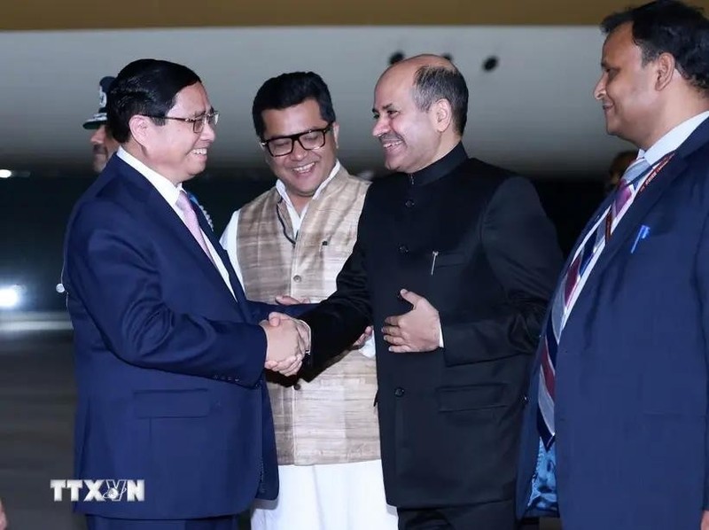 Indian officials welcome PM Pham Minh Chinh at the Palam Airbase in New Delhi. (Photo: VNA)