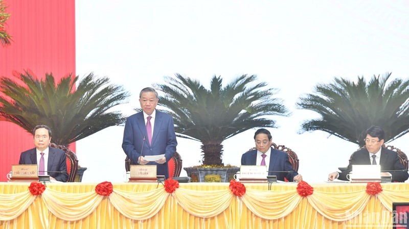 President To Lam (standing) speaking at the meeting 