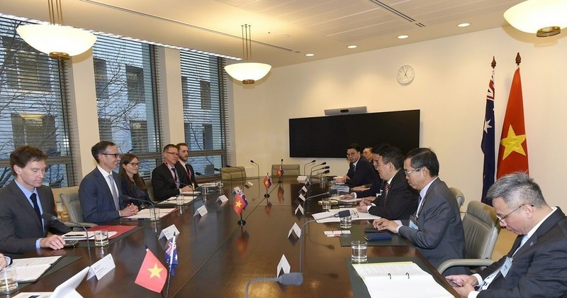 At the working session with the Australian Treasury (Photo: VNA)