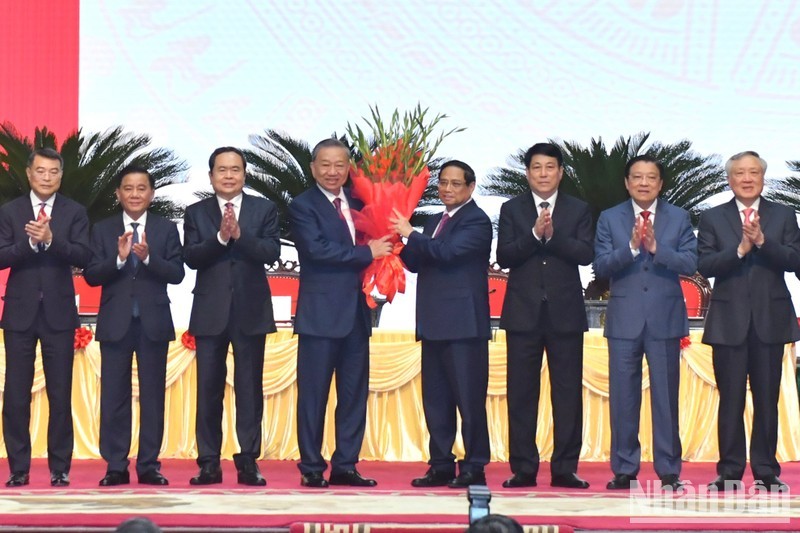 Party and State leaders congratulates Party General Secretary To Lam. (Photo: NDO/DANG KHOA)