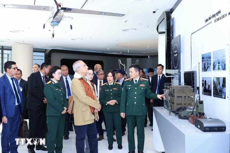 Timor-Leste President Jose Ramos-Horta (3rd from right) visits the Military-run telecom group Viettel. (Photo: VNA) 