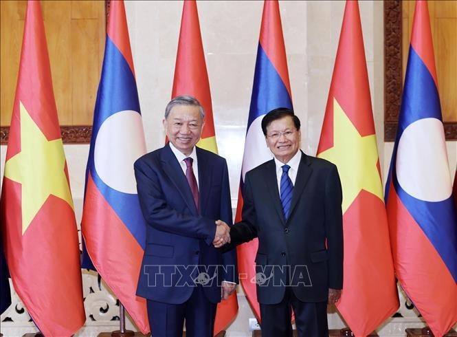 President To Lam (L) and Party General Secretary, President of Laos Thongloun Sisoulith take a photo together on July 11, 2024. (Photo: VNA)