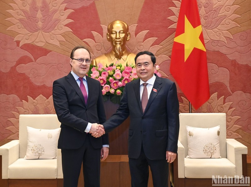 NA Chairman Tran Thanh Man (R) and Russian Ambassador to Vietnam Gennady Bezdetko (Photo: NDO/Duy Linh)