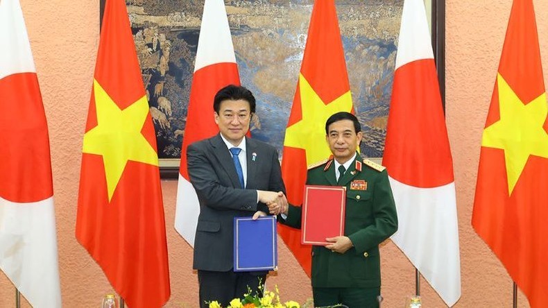 Minister of National Defence General Phan Van Giang (left) and visiting Japanese Defence Minister Kihara Minoru in Hanoi on August 6 (Photo: NDO)