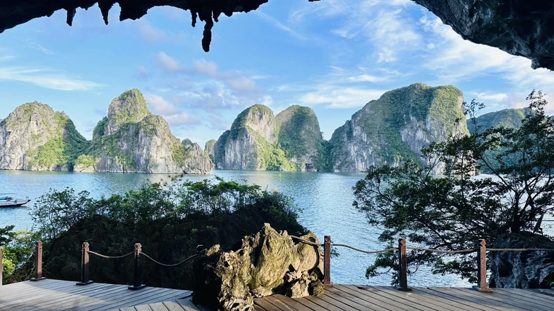 One of the safest and most famous places to visit in Vietnam is Ha Long Bay, according to Best Diplomats (Photo: thanhnien.vn)