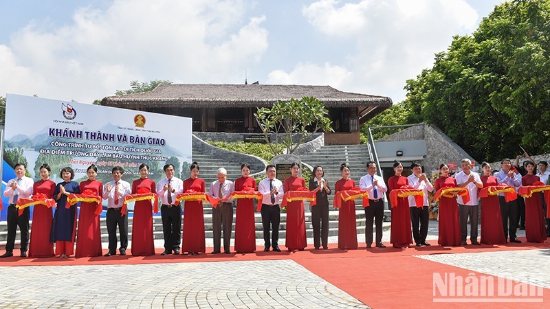 Delegates cut the ribbon to inaugurate the renovated Huynh Thuc Khang Press School.