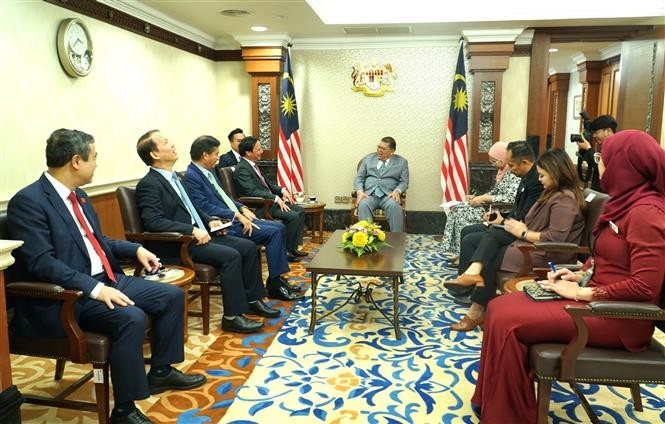 At the meeting between NA Vice Chairman Nguyen Khac Dinh and Speaker of the Malaysian House of Representatives Johari Bin Abdul in Kuala Lumpur on August 9 (Photo: VNA)