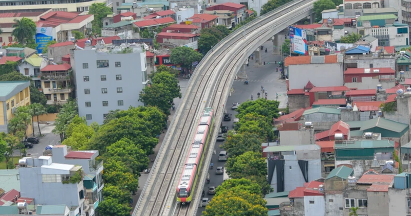 The second line covers a total distance of 12.5 km, featuring eight elevated stations and four underground ones.